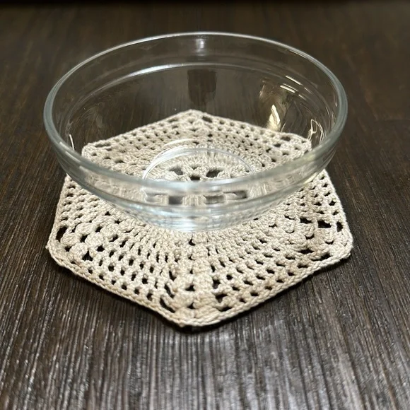 A set of 4 gorgeous crochet coasters - Picture 3 of 5